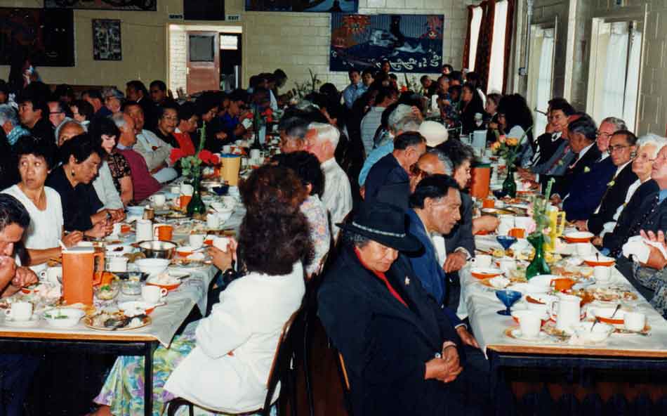A hākari concluding a Ngāti Awa Waitangi Tribunal raupatu hearing, Te Whare o Toroa Marae, Whakatāne, 1994.