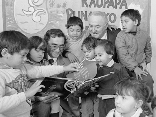 Edward Durie and Paul Temm reading to children at kohanga reo. 